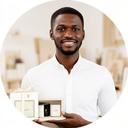 Kwesi Zela mit einem Geschenkset in einem hellen Atelier